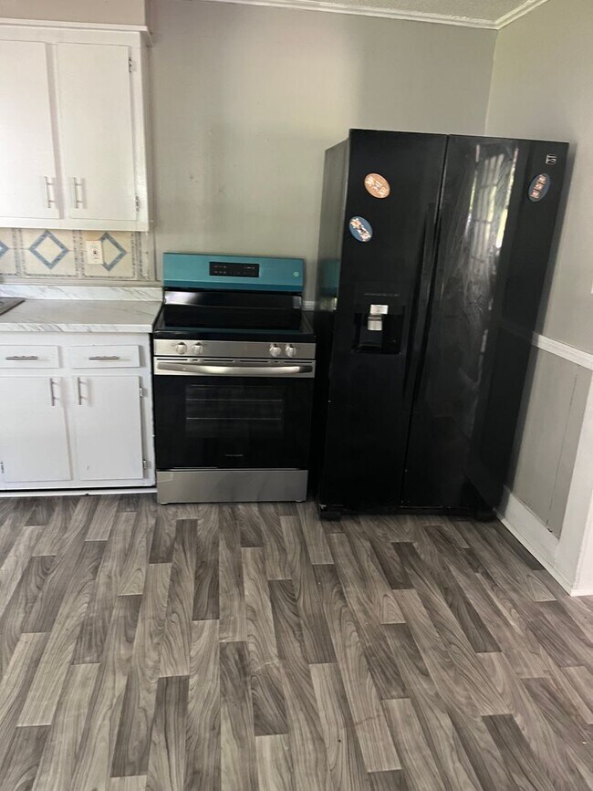 Building Photo - SPACIOUS 3/2 HOUSE!