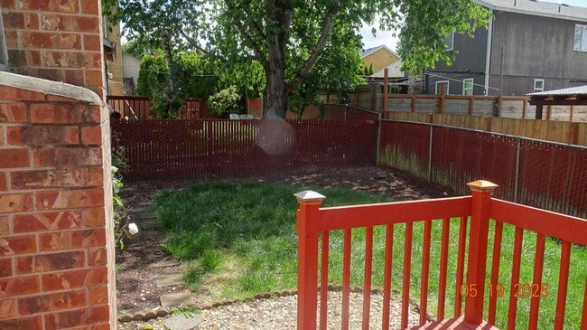 Building Photo - ~Beautiful Two-story Home Located in the N...