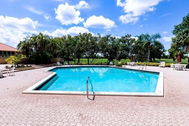 Building Photo - 9440 Meadowood Dr