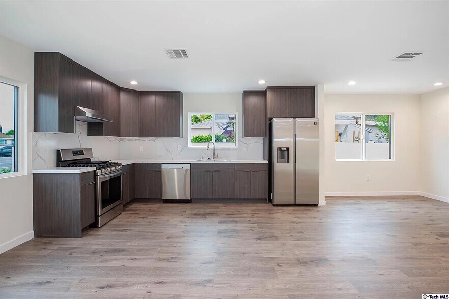 Building Photo - 10422 Woodley Ave