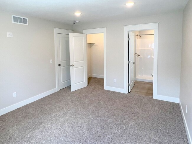 Building Photo - 4 Bedroom Townhome - Holland South Side