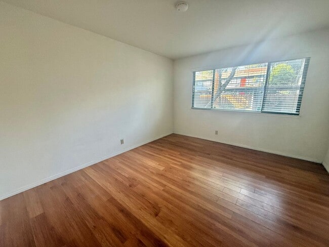 Building Photo - CAMPBELL - Downstairs unit in desirable location