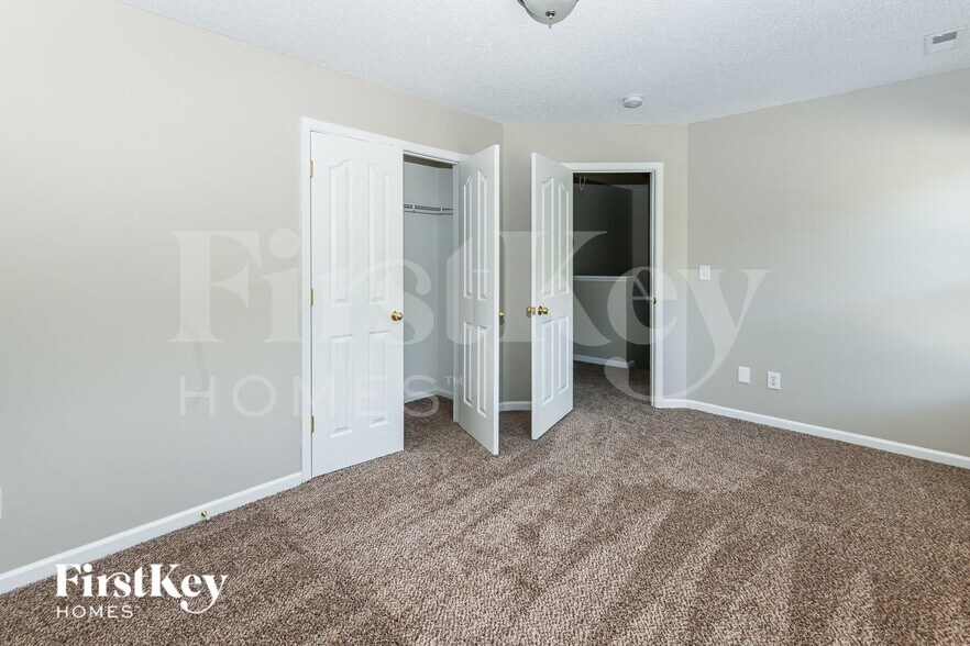 Building Photo - 8121 Chatham Oaks Dr