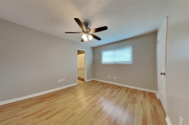 Building Photo - 13627 Montaigne Dr