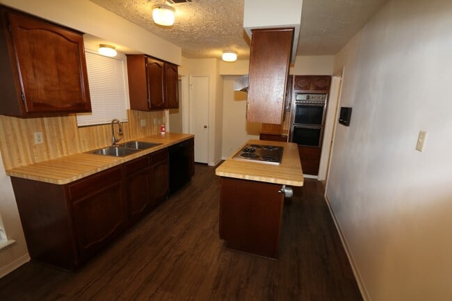 Building Photo - 22519 Deville Dr