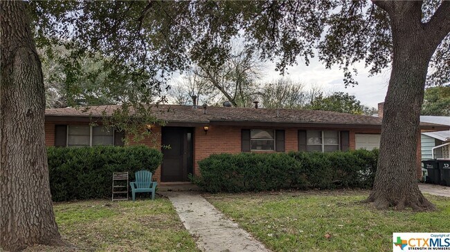 Building Photo - 1437 Highland Dr