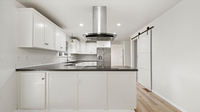 Building Photo - Stunning 4-Bedroom Modern Home in West Richland