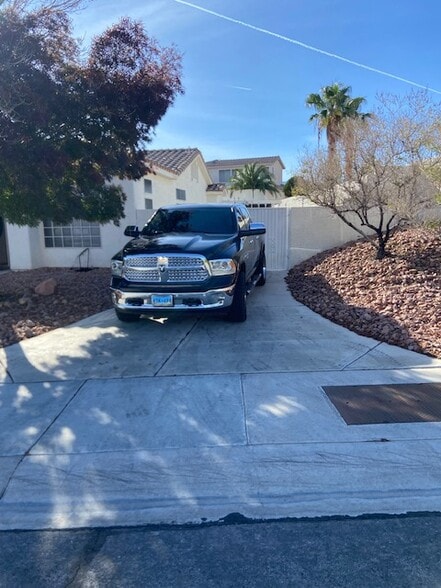 off street parking 3 driveways - 7309 Hoss Pl