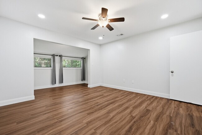 Building Photo - 114 Gleneagles Dr