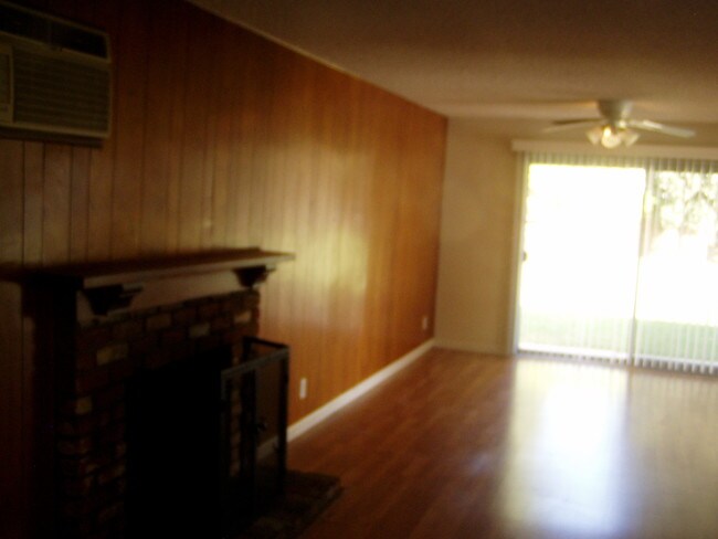 Building Photo - 10854 Reseda Blvd