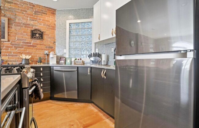 Building Photo - 974 N High St