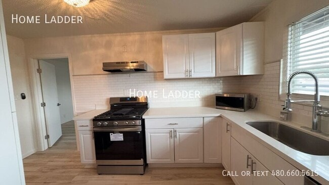 Building Photo - 842 N Las Palmas Dr