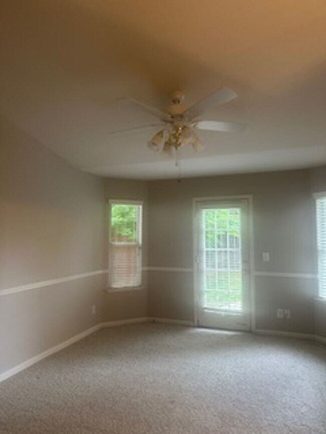 Building Photo - Nice 2 bedroom home + den or office that c...