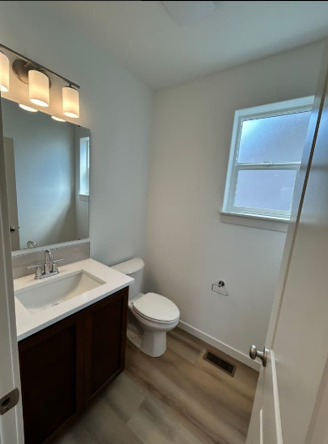 Building Photo - 829 S Camas Ln