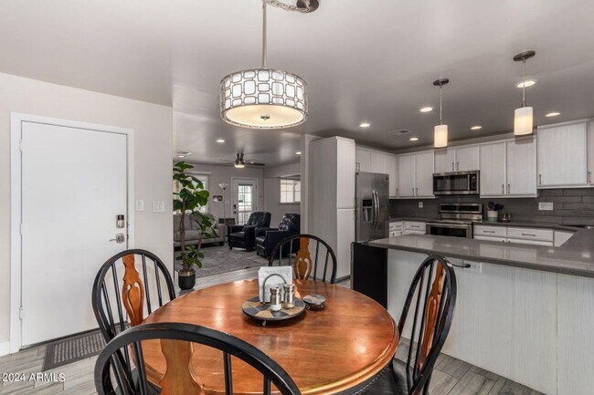 Building Photo - AMAZING ASU HOUSE IN GREAT STUDENT AREA