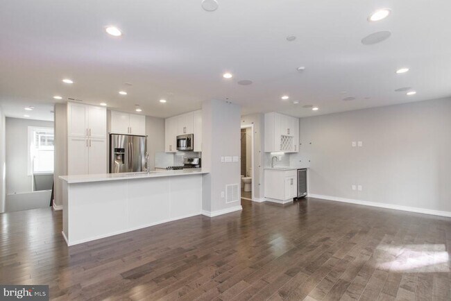Building Photo - 720 S Sartain St