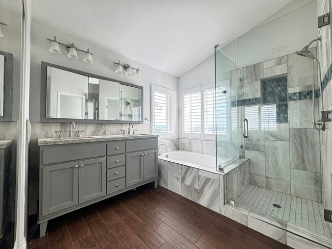 Building Photo - 4 Pastora