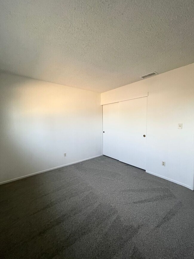 Building Photo - Refreshed 3 bed/1 bath Foothills Farms Home