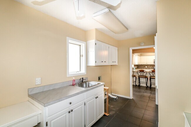 Building Photo - Beautiful 4 Bedroom, 3 Bath home. It has a 2 car garage plus a 1 car carport.  Stay warm in the w...