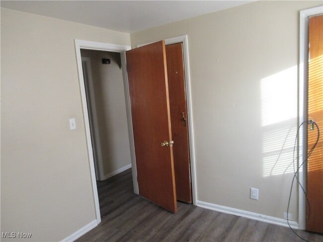 Building Photo - 410 E 222nd St