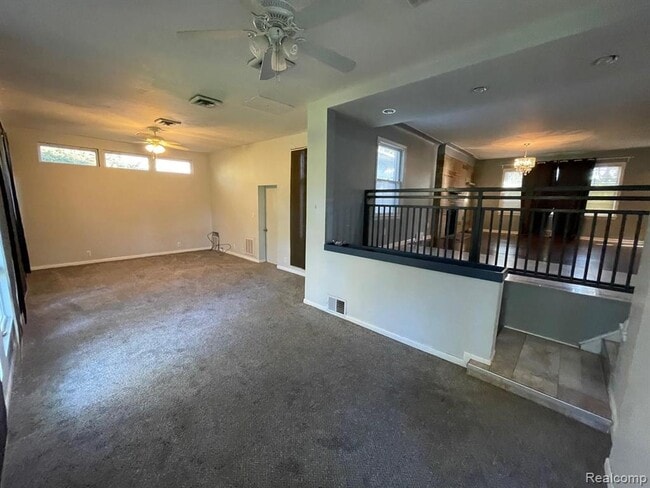 Building Photo - 1749 E Maple Rd