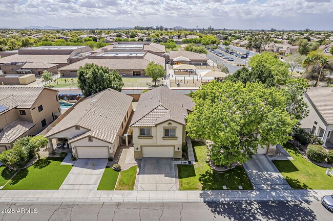 Building Photo - 927 W Azalea Pl