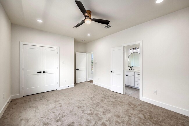 Building Photo - 911 Panama St