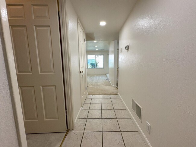 Building Photo - Beautifully Updated 3-Bedroom Townhome in ...