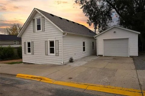 Building Photo - 116 Morse St N