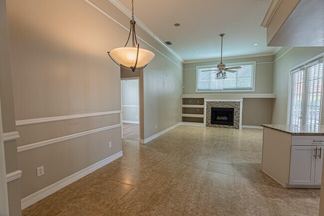 Building Photo - 1326 SW Briarwood Dr