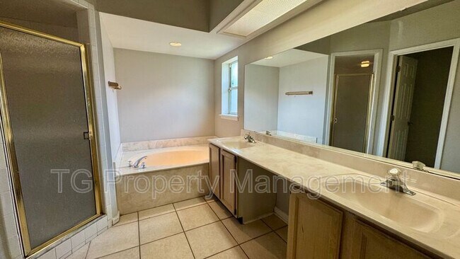 Building Photo - 8943 Country Bend Cir N