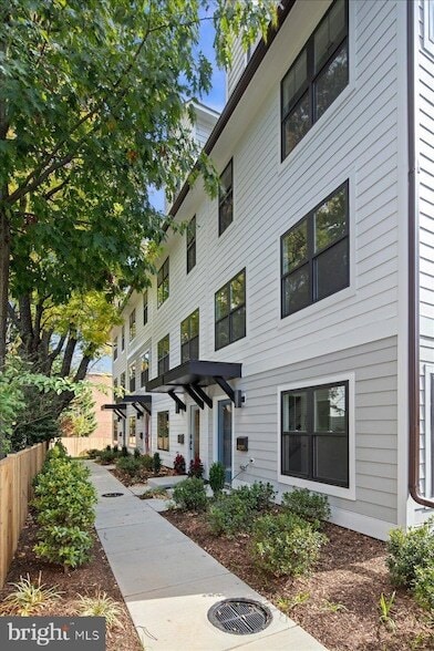 Building Photo - 909 N Irving St