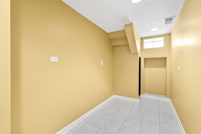 Building Photo - 1500 Mandel Ave