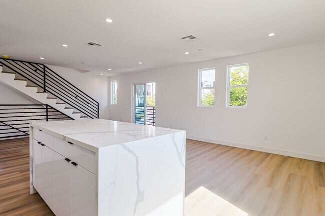 Building Photo - 2419 Carmona Ave