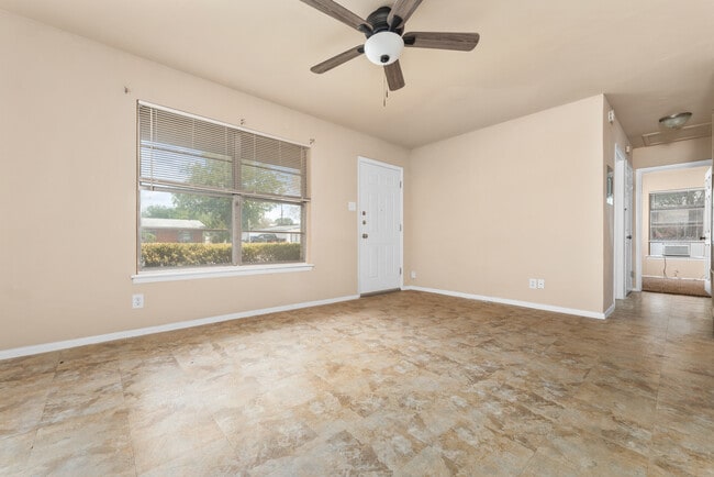 Building Photo - 218 E Villaret Blvd