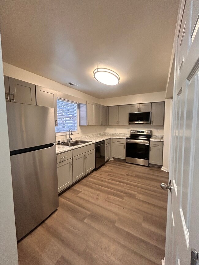 Building Photo - 1021 Fords Pointe Cir