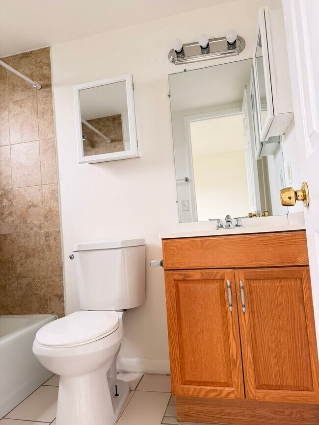 Building Photo - One-bedroom for rent in Pompano Beach