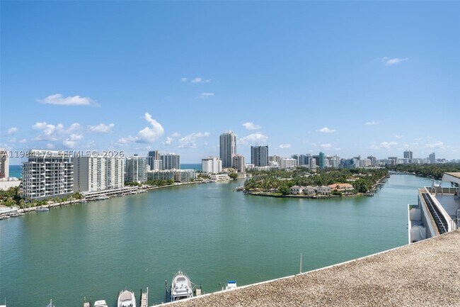 Building Photo - 900 Bay Dr E