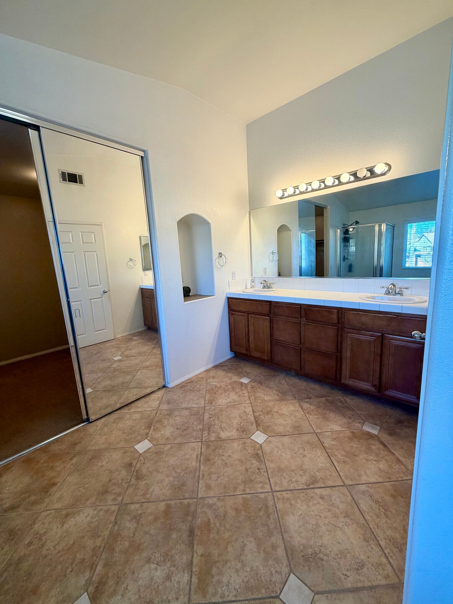 Building Photo - 10095 Kings Ct