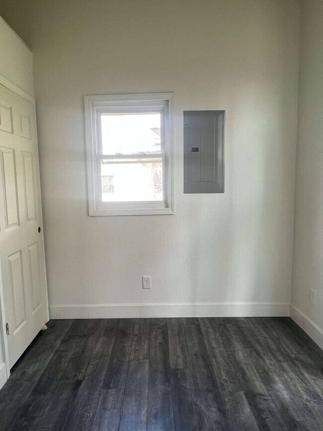 Building Photo - COMING SOON: BEAUTIFUL MODERN 2 BEDROOM / 1 BATHROOM WITH FENCED IN YARD CLOSE TO HOSPITALS IN JO...
