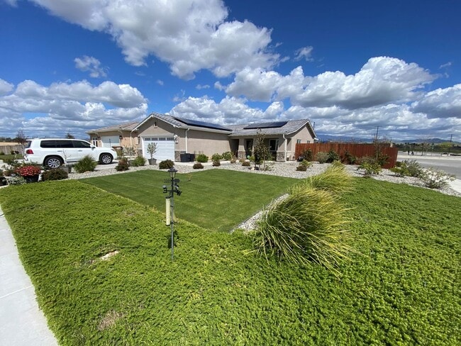 Building Photo - 4 Bed 2 Bath Home in NE Bakersfield!