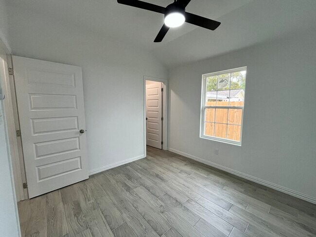 Building Photo - 5706 Howell St