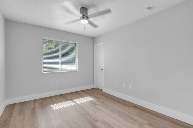 Building Photo - 560 NE 63rd St