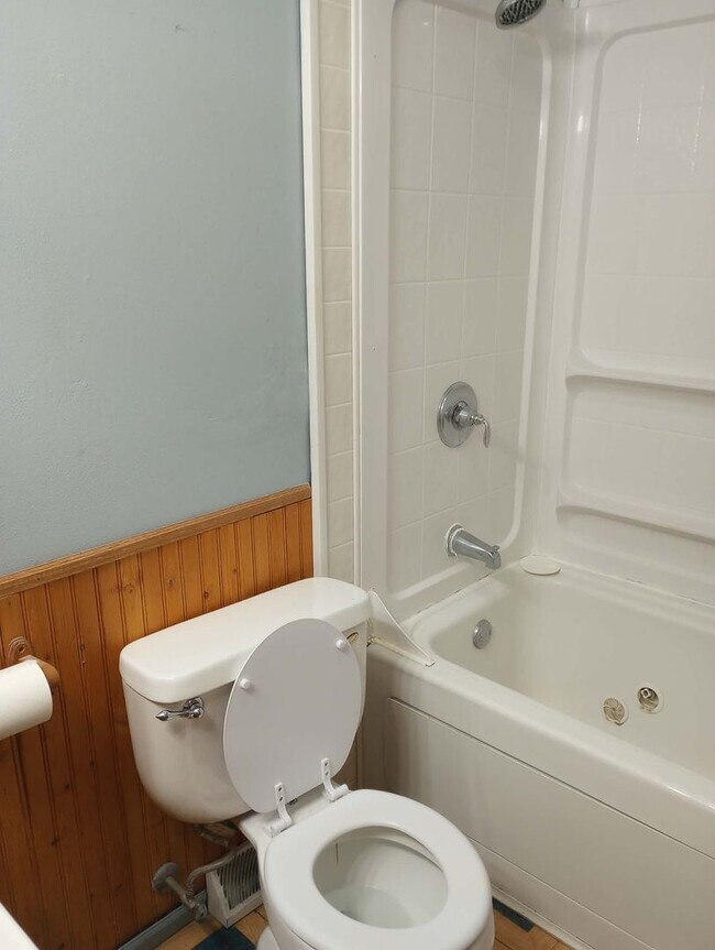 Building Photo - Nice 3 bed 1 bath house with large garage and basement!!!