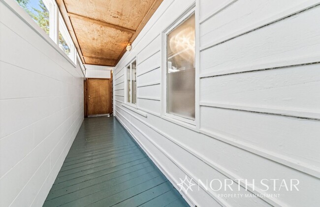 Building Photo - Newly renovated stunning lakefront home.