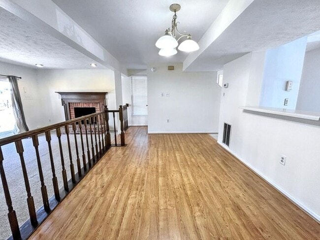 Building Photo - Charming 2-Bedroom Home with Modern Amenit...