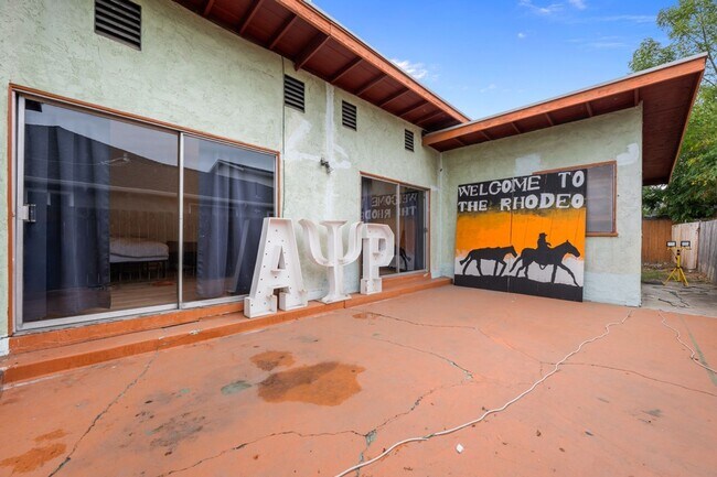 Building Photo - Attached garage + no back house!