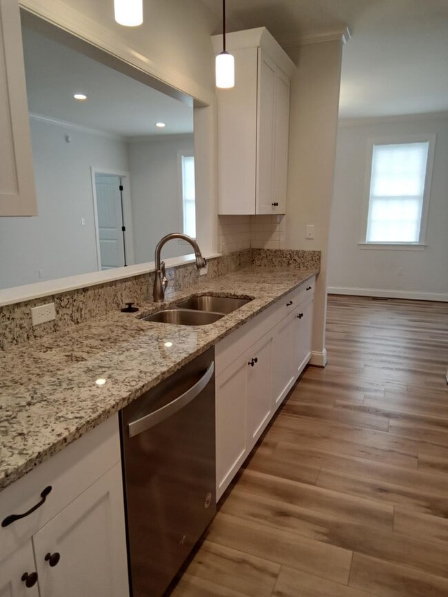 Building Photo - Patio Townhome Located 1 Block from Bedfor...