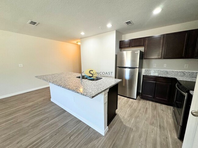 Building Photo - BEAUTIFUL 2/2 BOTTOM FLOOR UNIT!