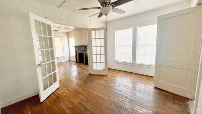 Building Photo - Updated and ready for move in immediately!
